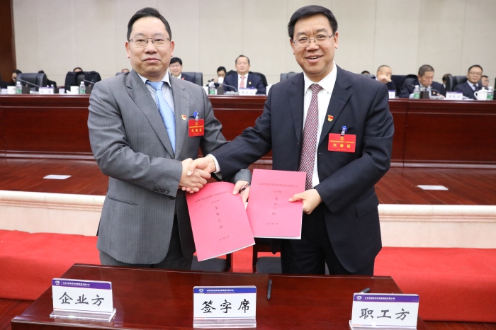 1549069611666045.jpg ¼¯Íŵ³Î¯¸±Êé¼Ç¡¢¸±¶Ê³¤¡¢×ܾÀíÁõ¹úÇ¿Ó빤»áÖ÷ϯ³ÂÎÄ˫ǩ¶©¡¶2019Ä꼯ÌåÌõÔ¼¡·.jpg