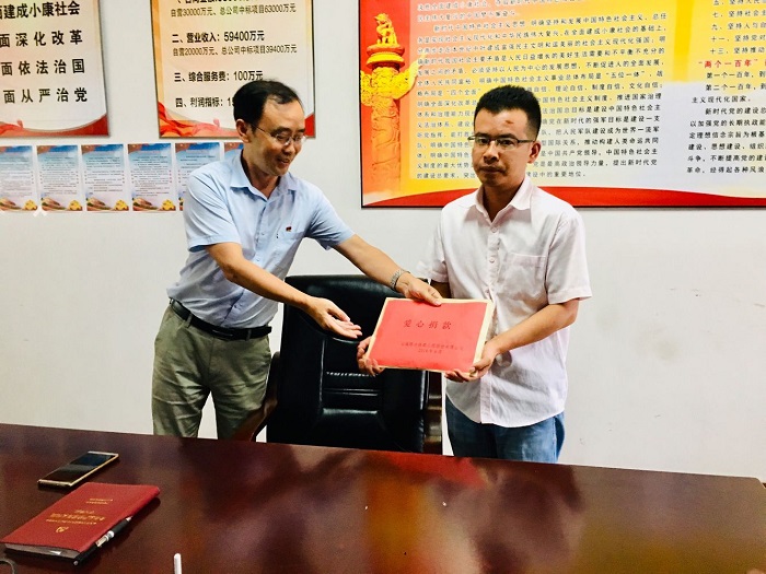 1562144237868209.jpg ½«°®Ðľè¿î½»µ½Ìﱦʯͬ־ÊÖÖÐ.jpg