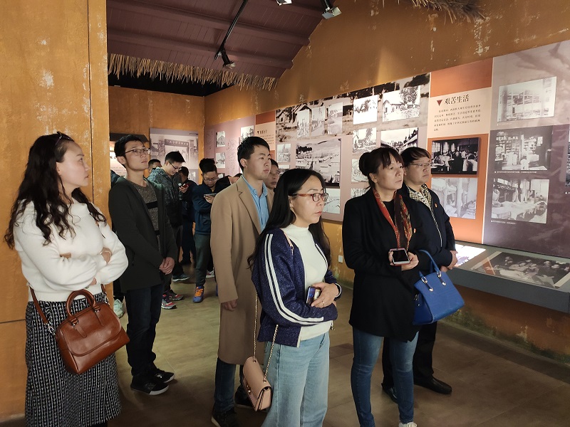 1575614027947215.jpg Ìý½²½âÔ±½²ÊöÁª¾Þ½³ÉúÃǵļè¿àÉú»î.jpg