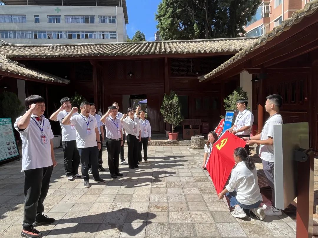 ��ֱ�ܿ�չ��ѭΰ���㼣  ���¾������������⵳���˶�2.jpg