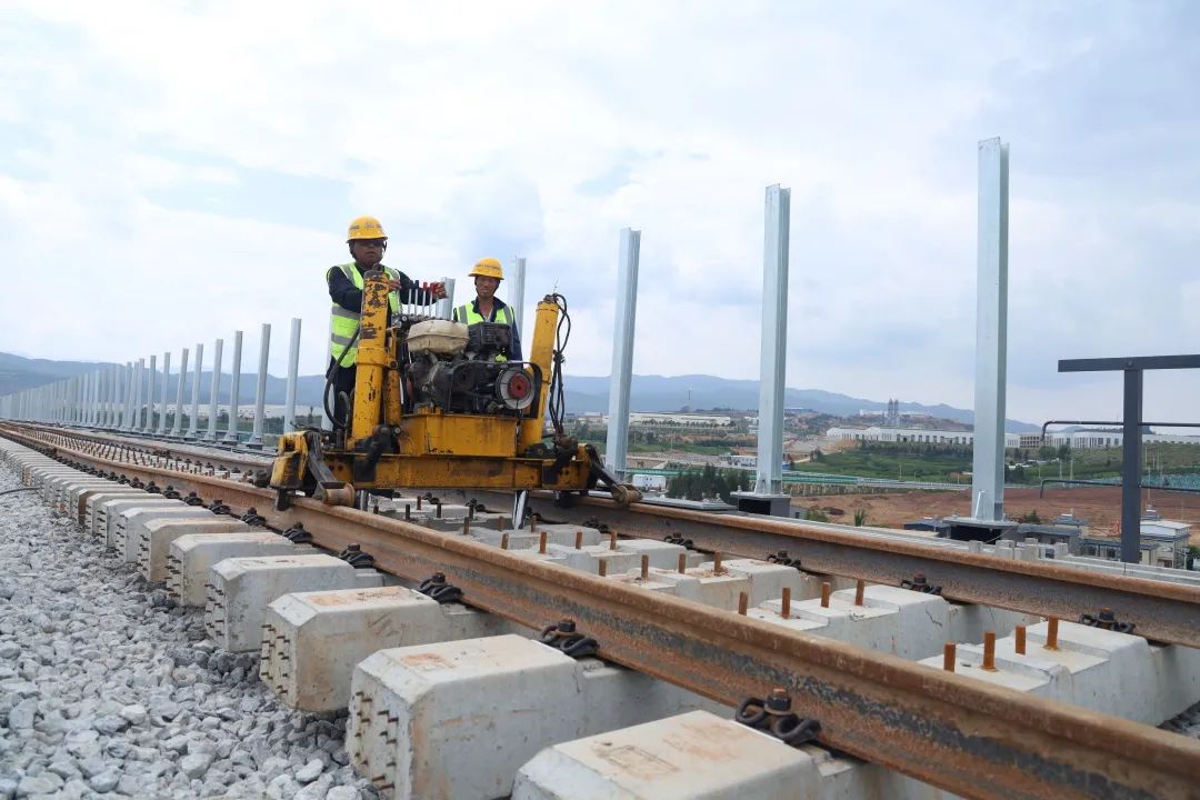 1662034700885666.jpg ÏéÔÆ²Æ²úÌú·רÓÃÏßÕýÏßÆÌ¹ìÍê³É!3.jpg