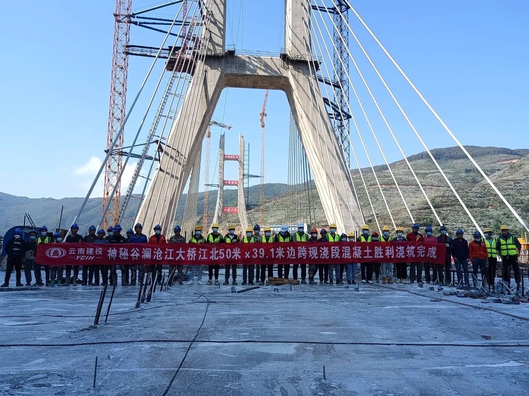 1672711193822612.jpg 2022-11-22-¾°ºéÏîÄ¿½±±°¶Ö÷Áº±ß¿çÏÖ½½¶ÎµÚ¶þ´Î¶¥°å˳Àû½½ÖþÍê³É£¡.jpg